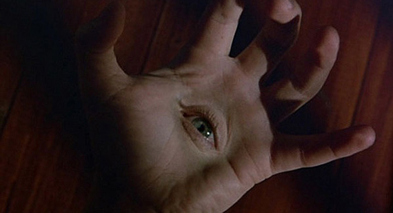 the-gate-hand-mit-auge.jpg